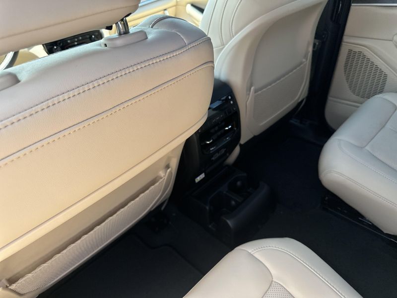 New 2025 Jeep Grand Cherokee L Limited 4x4Image 21