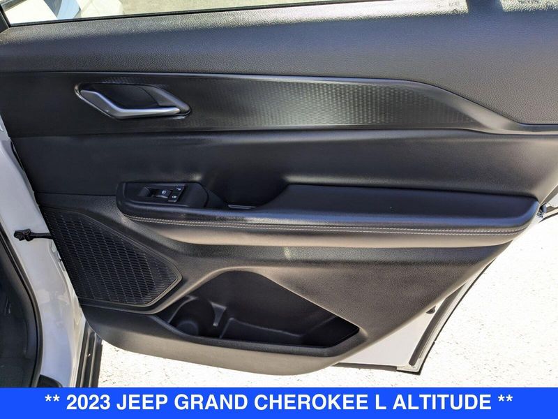 2023 Jeep Grand Cherokee Altitude photo 25