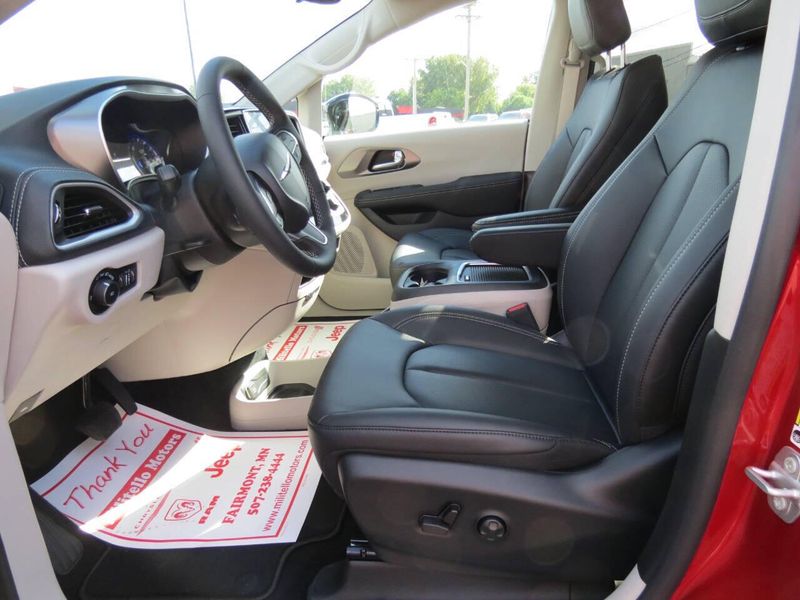 New 2026 Chrysler Voyager LxImage 11