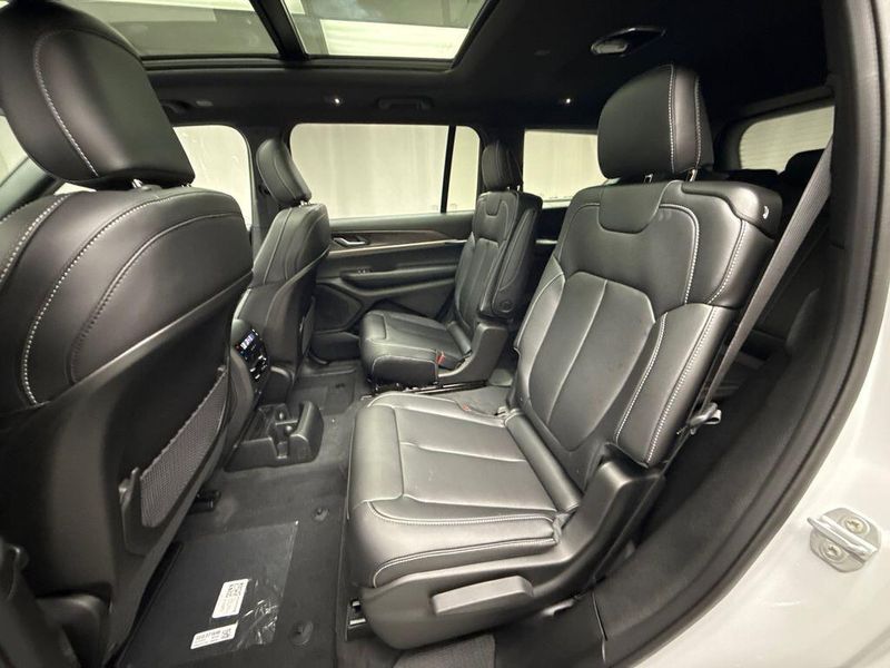 New 2025 Jeep Grand Cherokee L Limited 4x4Image 14