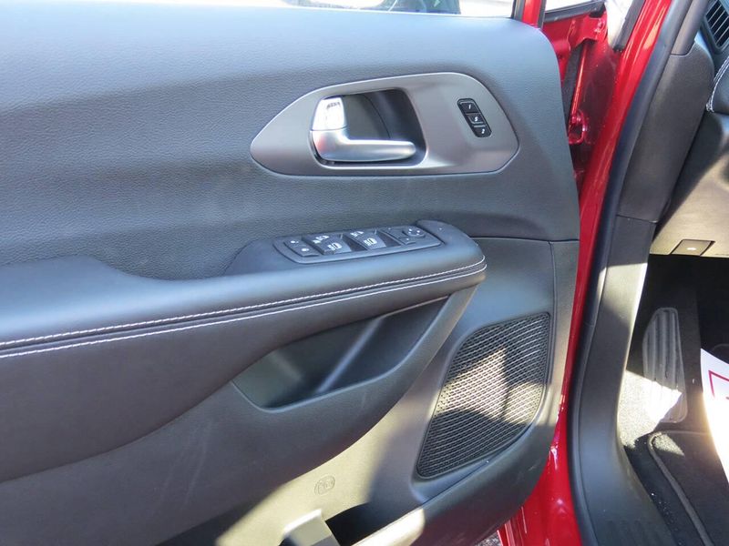 New 2027 Chrysler Pacifica SelectImage 6