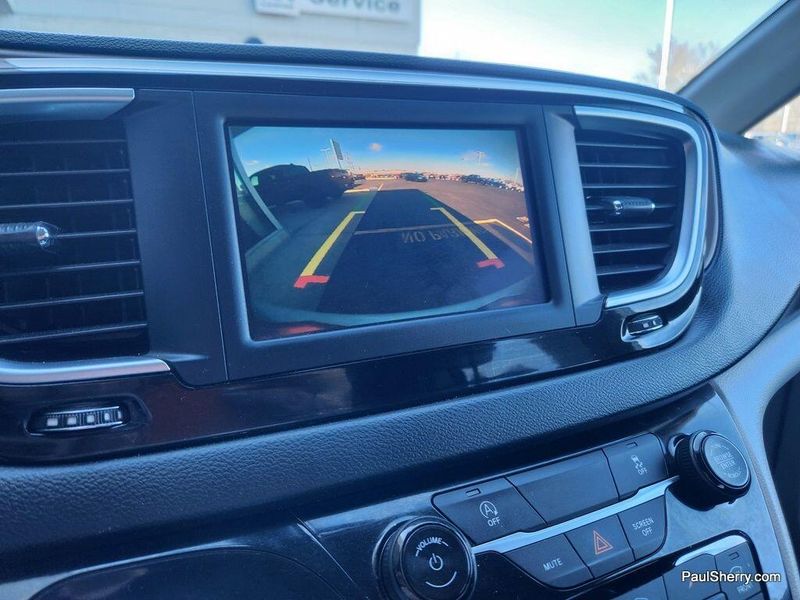 2022 Chrysler Voyager LXImage 2