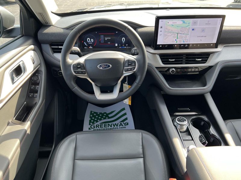 2025 Ford Explorer photo 20