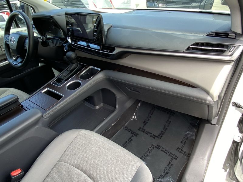 2024 Toyota Sienna LEImage 11