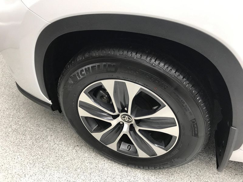 2024 Toyota Highlander XLEImage 2
