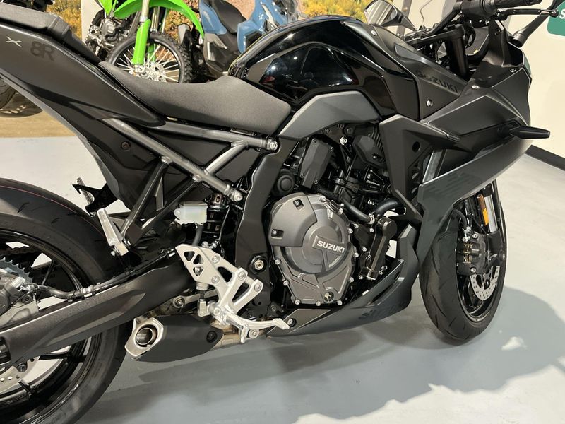 2025 Suzuki GSX-8R Image 15