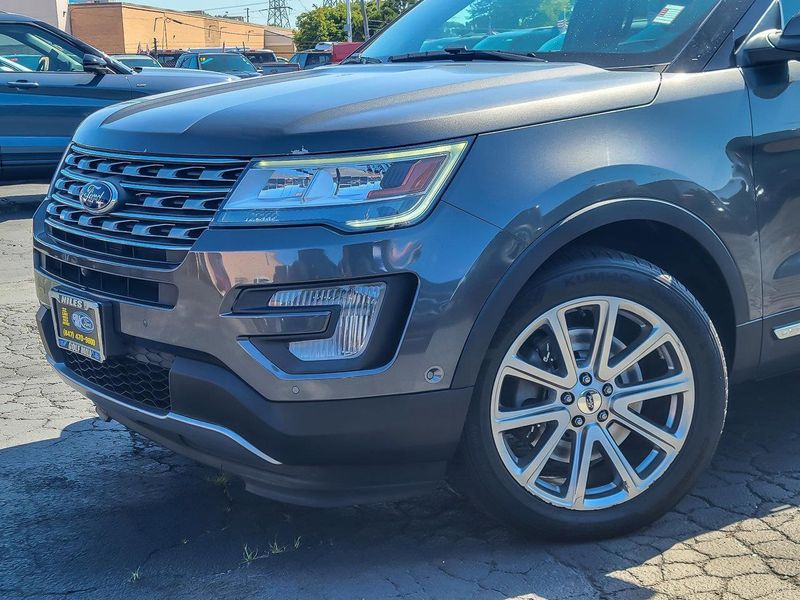2017 Ford Explorer Limited photo 2
