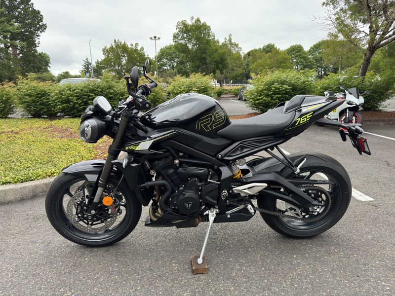 2025 Triumph Street Triple 765 RS - PHANTOM BLACK 