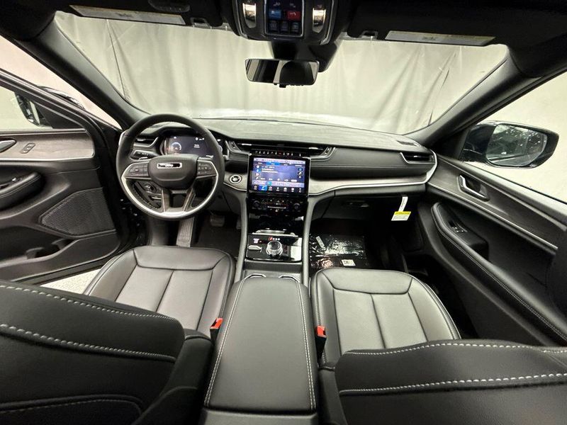 New 2025 Jeep Grand Cherokee L Limited 4x4Image 8