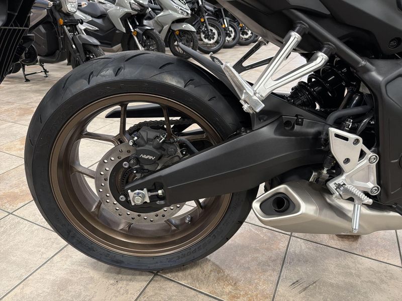 New 2026 Honda CB650R E-CLUTCH Image 21