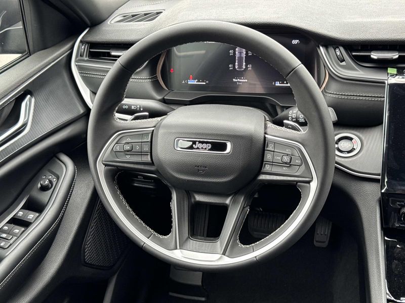 New 2026 Jeep Grand Cherokee Laredo 4x2