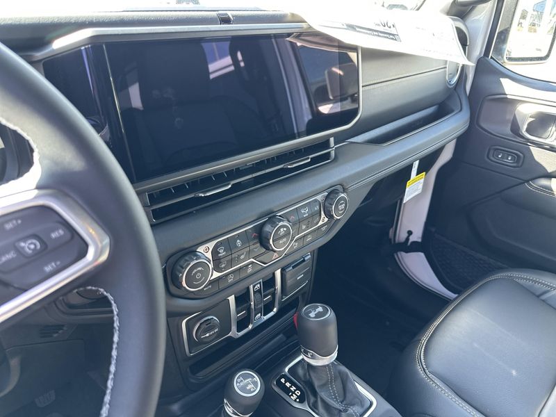 2025 Jeep Wrangler 4-door SaharaImage 27