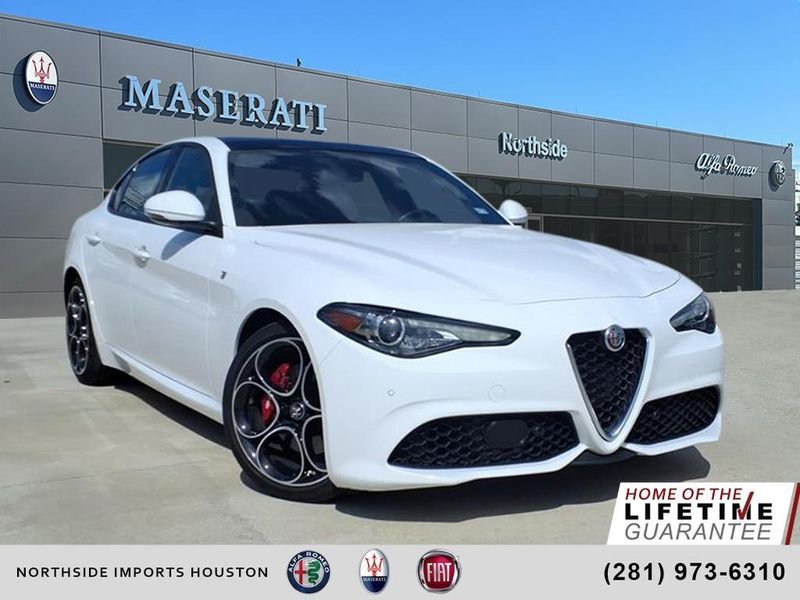 Used 2022 Alfa Romeo Giulia TiImage 1