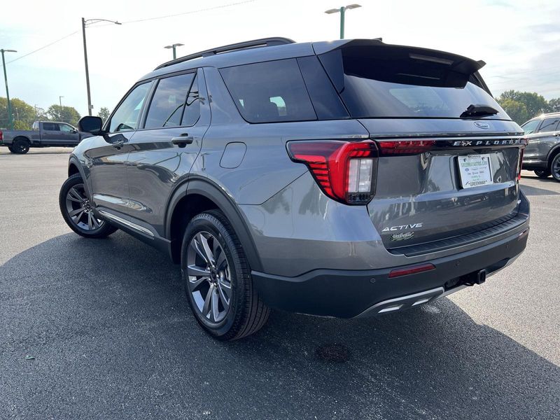 2025 Ford Explorer photo 8