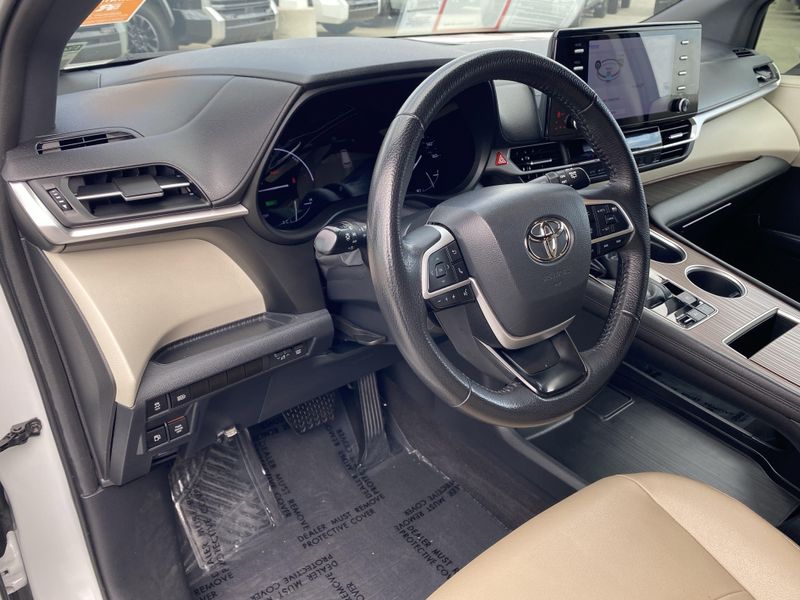 2023 Toyota Sienna XLEImage 18