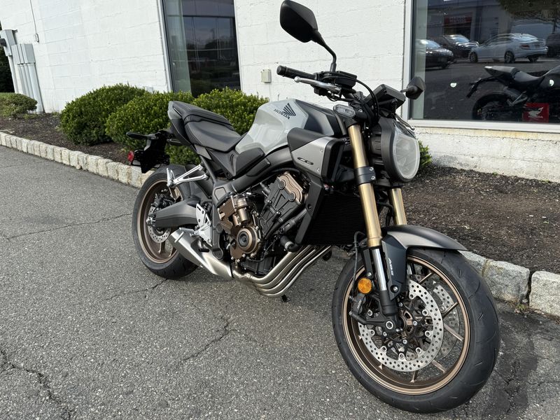 2025 Honda CB650R ECLUTCHImage 2