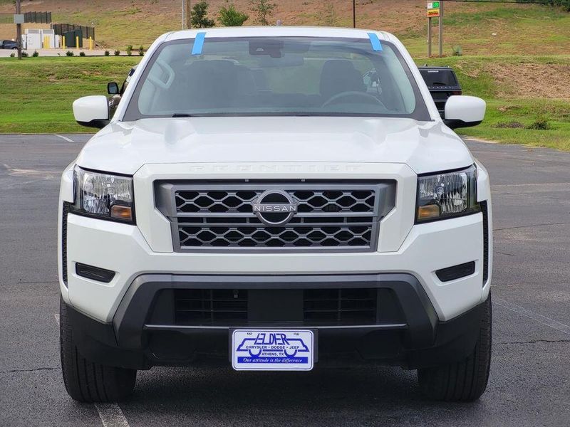 2023 Nissan Frontier SVImage 2