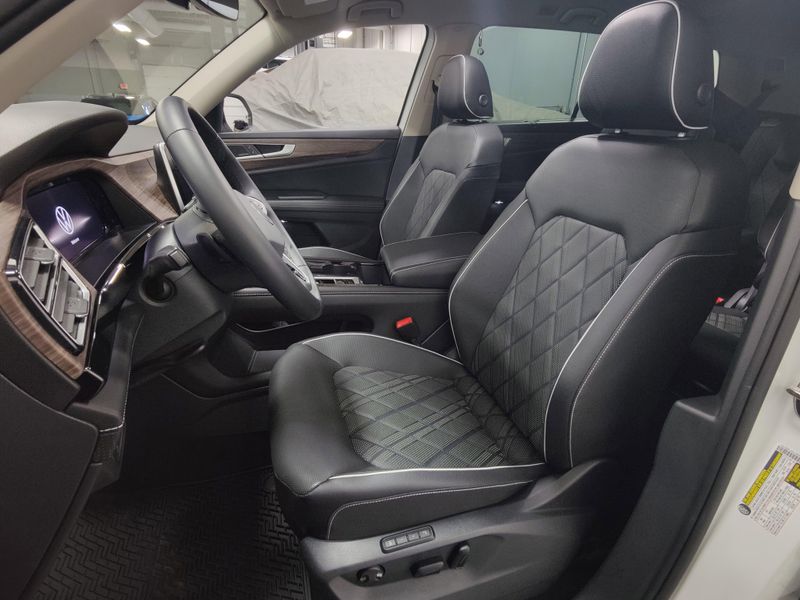 Used 2025 Volkswagen Atlas SEL Premium AWD R-Line Sunroof/NavImage 17