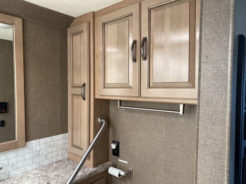 Used 2017 THOR CHATEAU 31Y Image 24