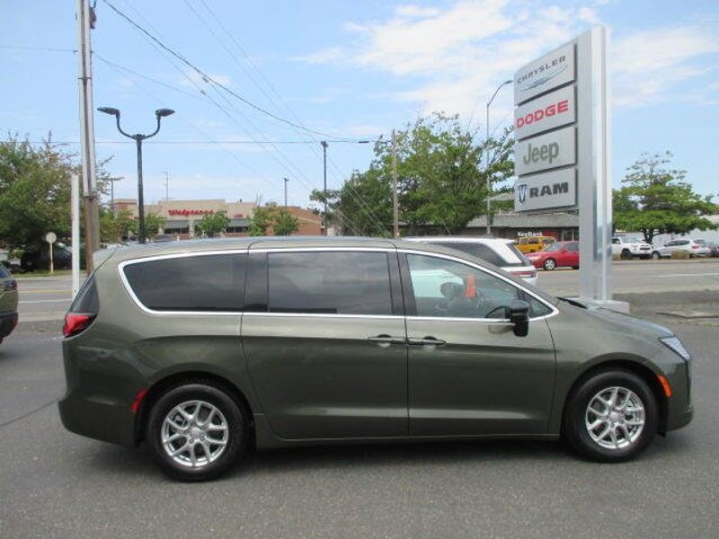 New 2027 Chrysler Pacifica SelectImage 7