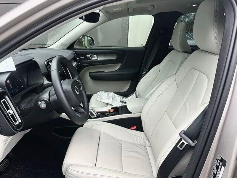 2024 Volvo XC40 Plus Bright Theme