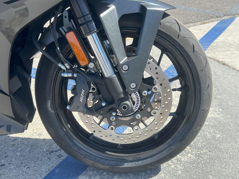 2025 Suzuki GSX-S 8R Image 6