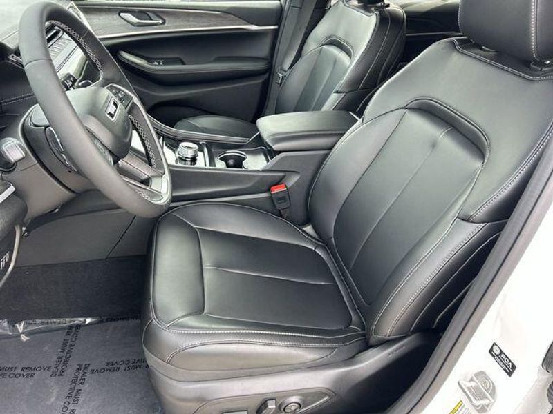 New 2026 Jeep Grand Cherokee Limited 4x2Image 16