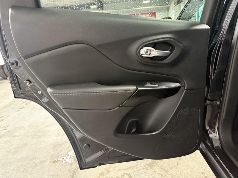 Used 2023 Jeep Cherokee Altitude LuxImage 19