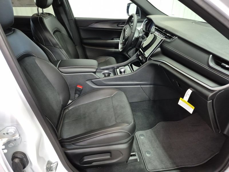 2025 Jeep Grand Cherokee L Altitude X 4x4Image 12