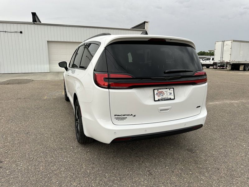 2024 Chrysler Pacifica Touring L AwdImage 6