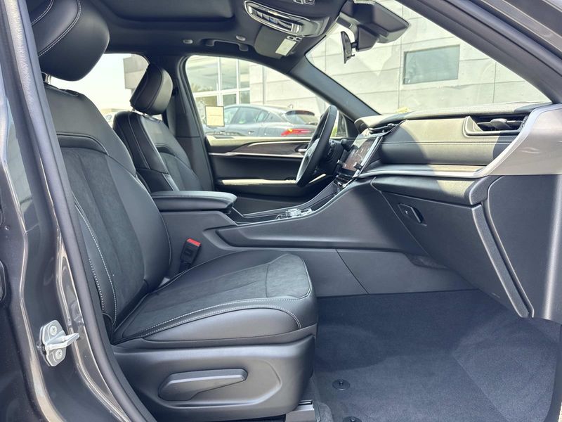 New 2026 Jeep Grand Cherokee Laredo Altitude 4x2