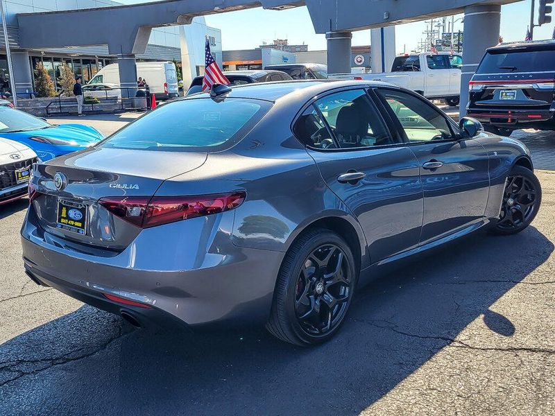2022 Alfa Romeo Giulia Ti photo 8