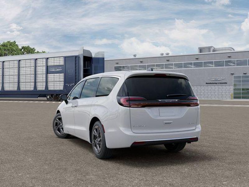 New 2027 Chrysler Pacifica LimitedImage 3