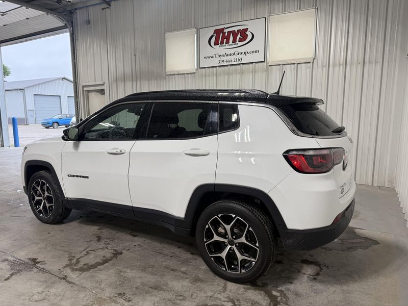 Used 2025 Jeep Compass LimitedImage 12