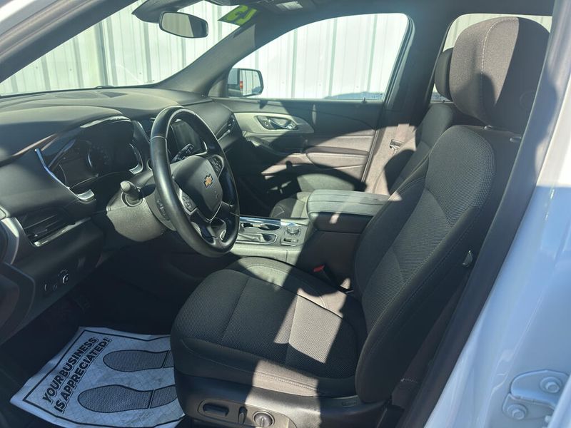 2023 Chevrolet Traverse Cloth photo 2