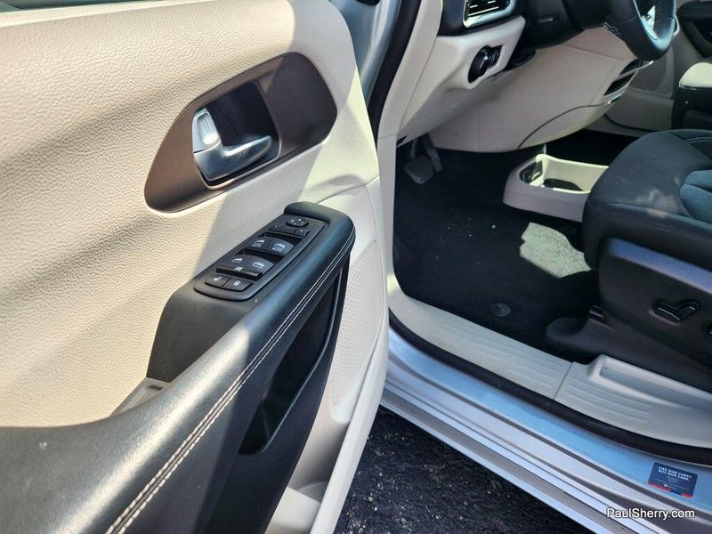 2023 Chrysler Voyager LXImage 29
