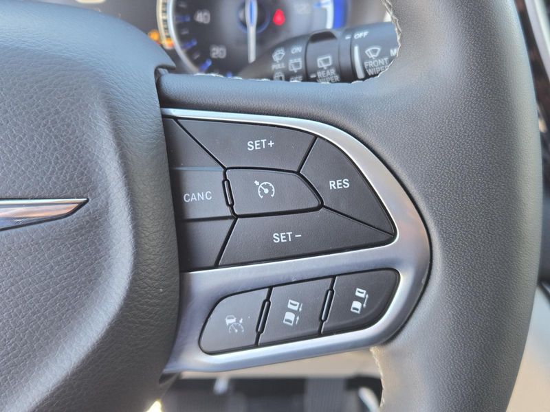 Used 2023 Chrysler Pacifica Touring L FWD