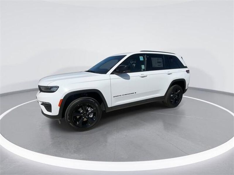 2025 Jeep Grand Cherokee Limited photo 3