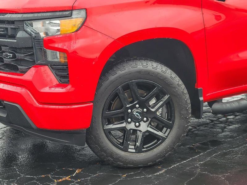 2023 Chevrolet Silverado 1500 Custom photo 2