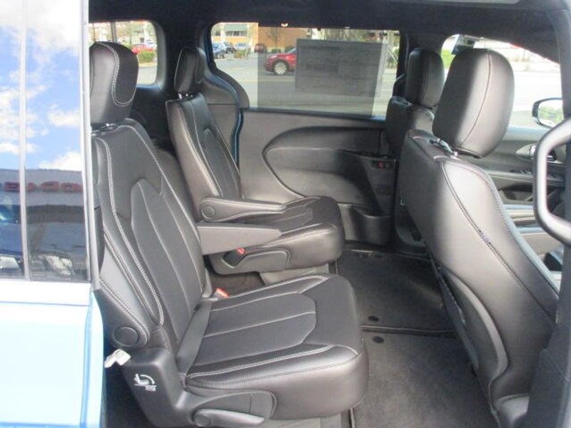 New 2026 Chrysler Pacifica SelectImage 28