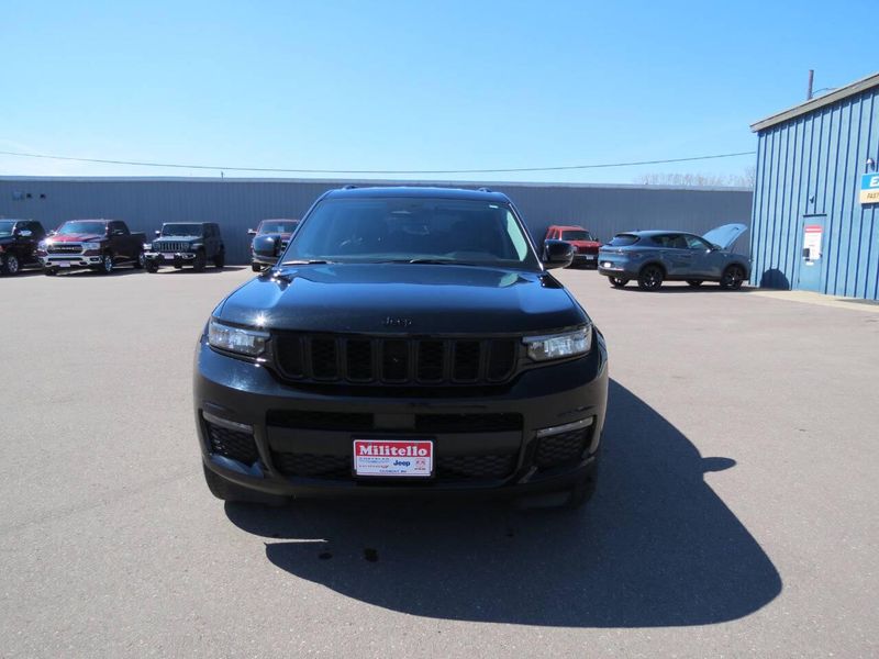 Used 2023 Jeep Grand Cherokee L Limited 4x4 4dr SUVImage 4