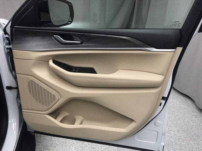 Used 2025 Jeep Grand Cherokee L LimitedImage 16