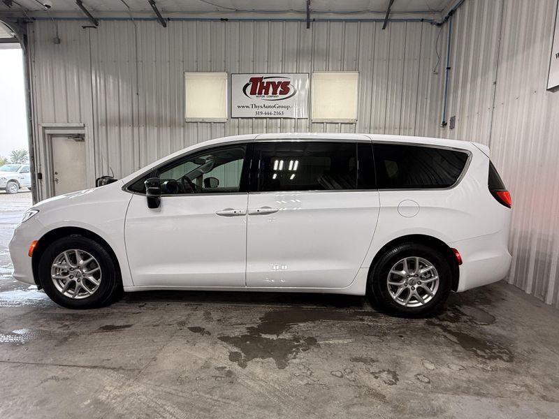 Used 2024 Chrysler Pacifica Touring LImage 15