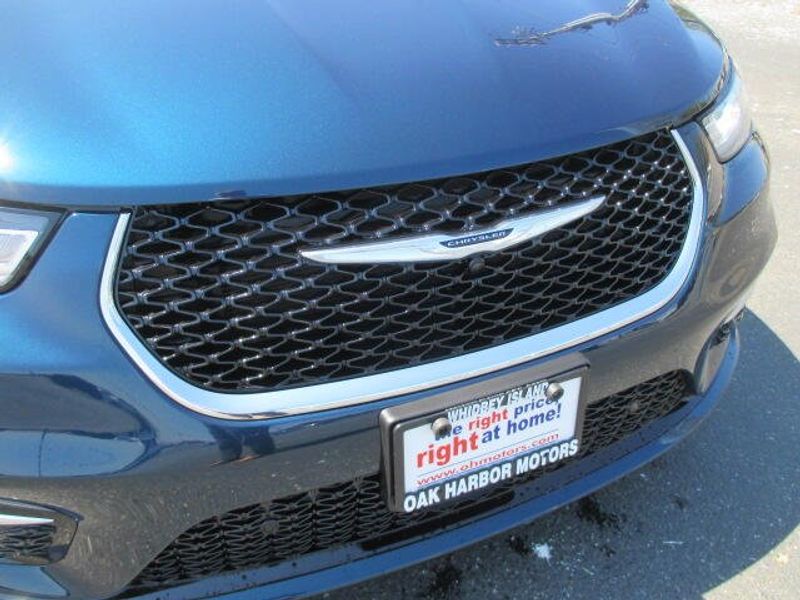 New 2025 Chrysler Pacifica SelectImage 4
