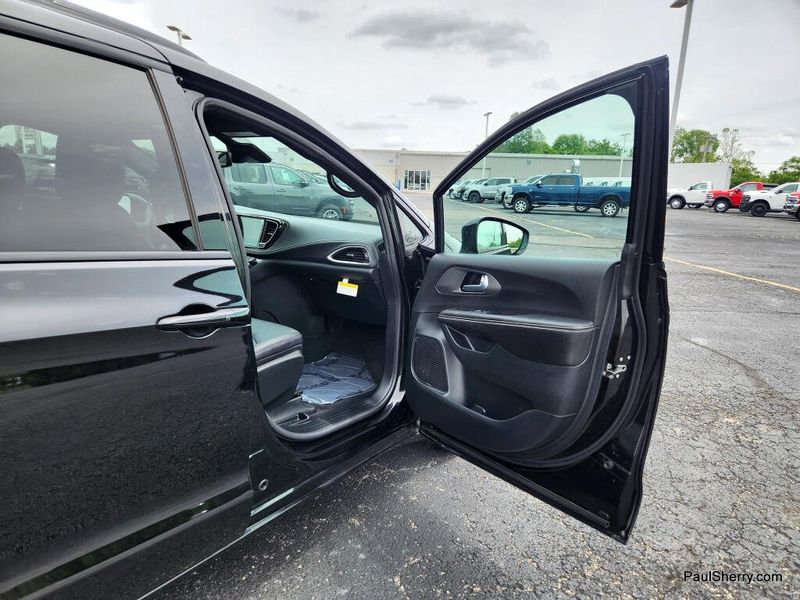 New 2026 Chrysler Pacifica Select