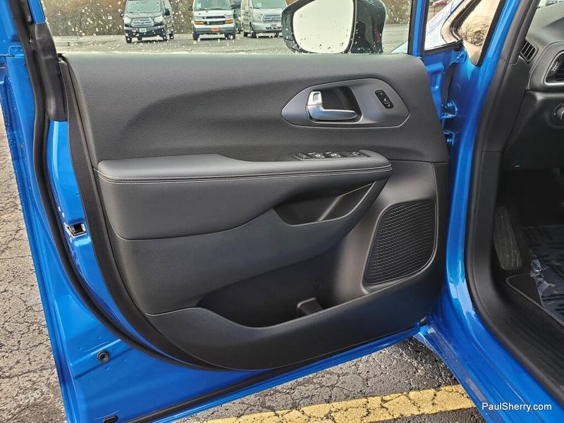 New 2026 Chrysler Pacifica Select