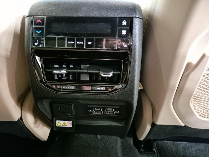 2025 Jeep Grand Cherokee L Limited 4x4Image 9