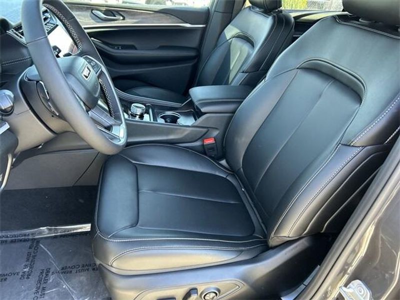 New 2025 Jeep Grand Cherokee L Limited 4x4Image 17