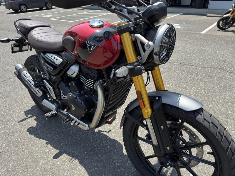 2025 Triumph SCRAMBLER 400 X - CARNIVAL RED - PHANTOM BLACK 