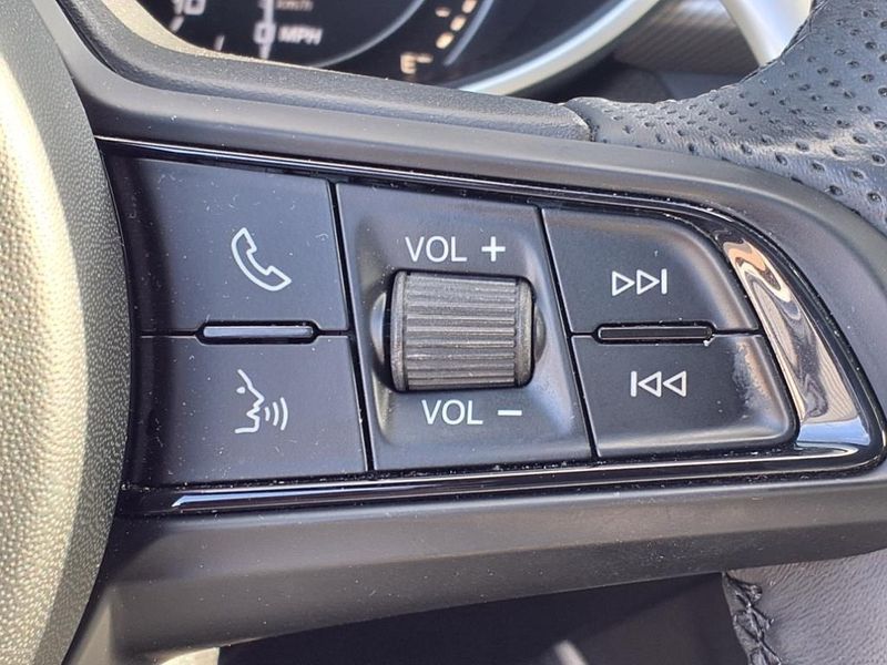 Used 2022 Alfa Romeo Stelvio VeloceImage 19